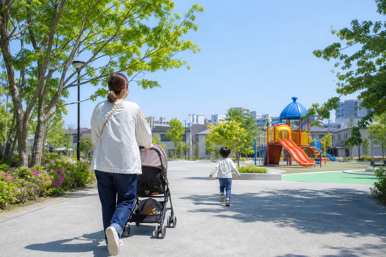 ベビーカーで通りやすい広い園路を歩く親子